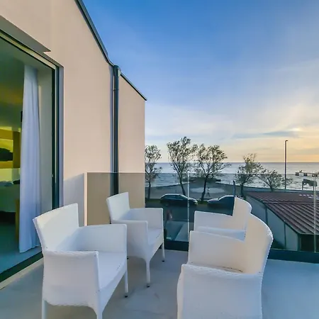 לינה וארוחת בוקר Sunrise Beachfront 3*