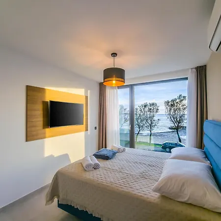 לינה וארוחת בוקר Sunrise Beachfront 3*