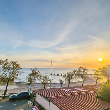 Sunrise Beachfront Oda ve Kahvaltı 3*