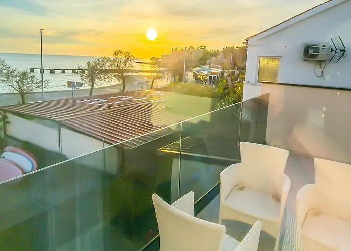 Sunrise Beachfront B&B 포레치