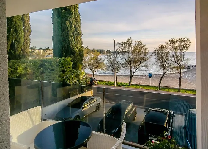 Sunrise Beachfront Oda ve Kahvaltı 3*