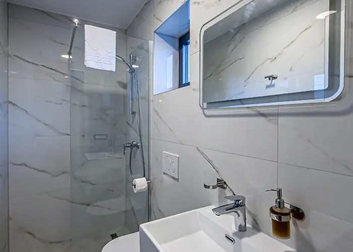 Sunrise Beachfront B&B 포레치