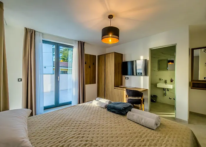 Sunrise Beachfront B&B 포레치