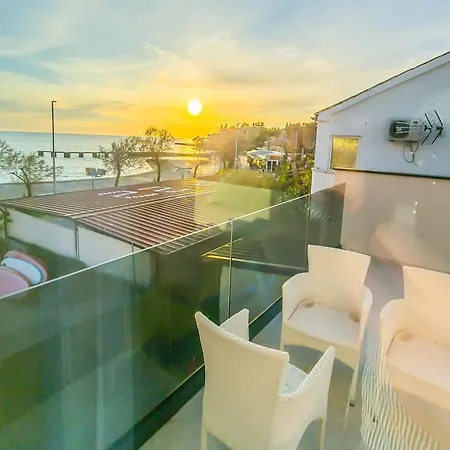 Sunrise Beachfront ベッド・アンド・ブレックファスト ポレッチ